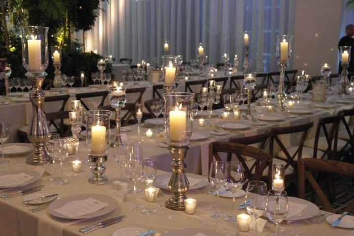 You can host banquets or weddings in the meeting rooms at The Langham, luxury hotel in Chicago