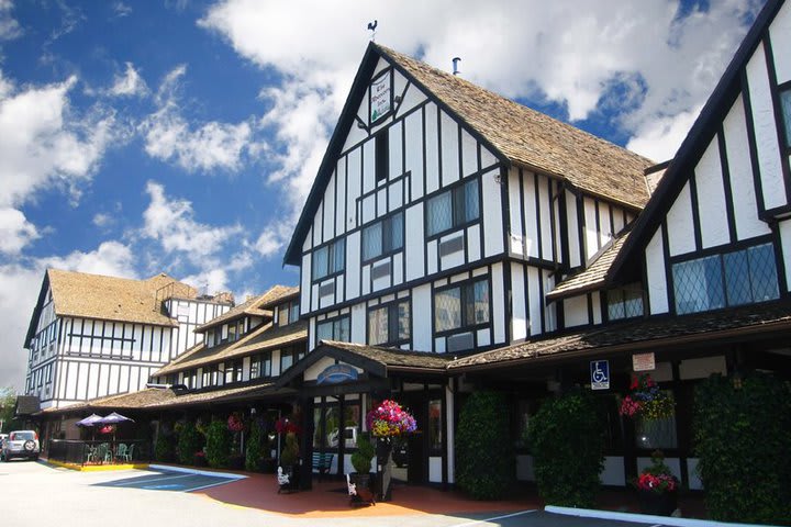 Exterior view of the Best Western Plus Abercorn Inn, hotel near Vancouver Airport