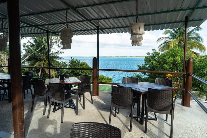 El salón de desayunos tiene vista al mar