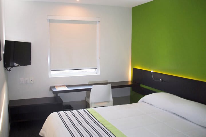 Guest rooms at the City Express Junior Puebla FINSA hotel have work desk