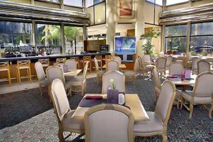 Se ofrece servicio de bar en el lounge del lobby en el hotel Hilton Los Angeles - Universal City