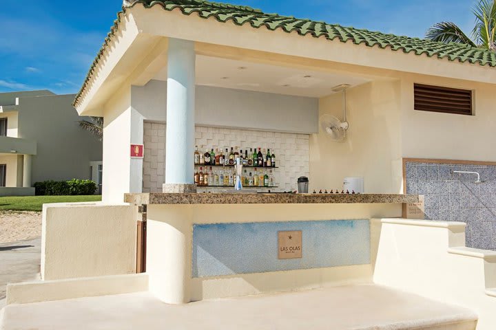 El bar Las Olas brinda servicio en la playa