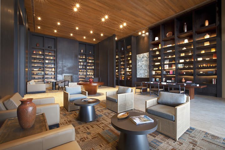 En las instalaciones del hotel hay una biblioteca