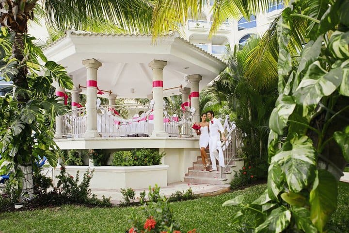 Celebrando una boda en el jardín