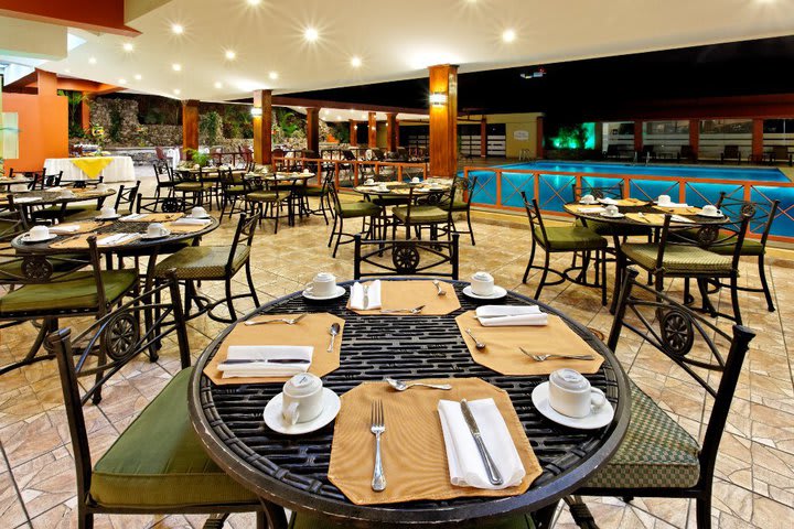 El restaurante El Tucán del hotel Crowne Plaza San José está junto a la alberca