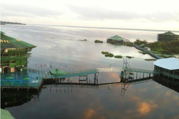 Las ocho torres del hotel Ariaú Amazon están conectadas por puentes