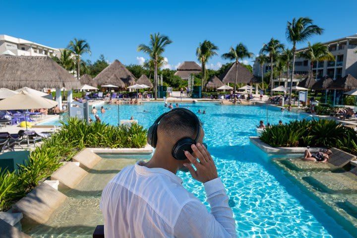 Dj en la piscina