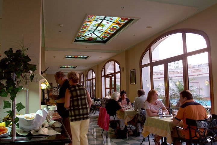 Restaurante con vista a la piscina