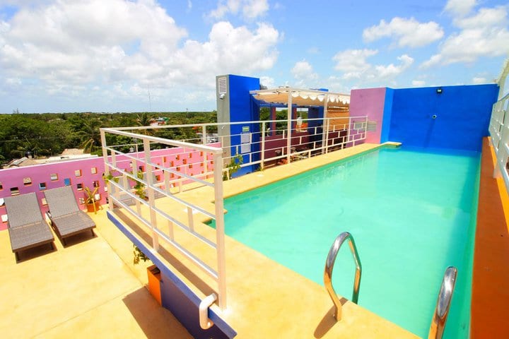 La piscina cuenta con vista a la ciudad