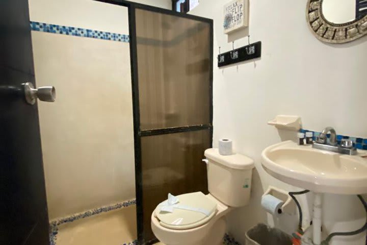 Baño de una habitación económica