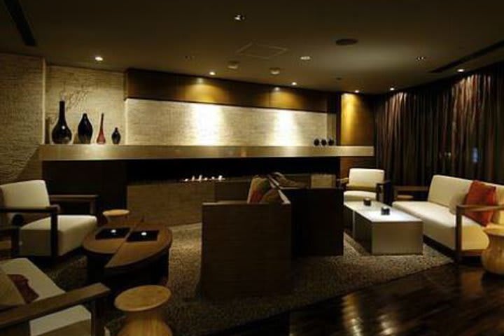 Hotel Sunroute Plaza Shinjuku en Tokio cuenta con un bar tipo lounge