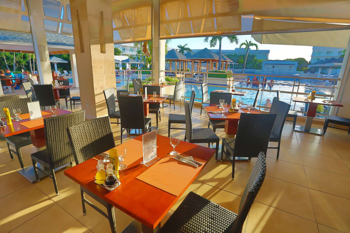 Restaurant with pool view