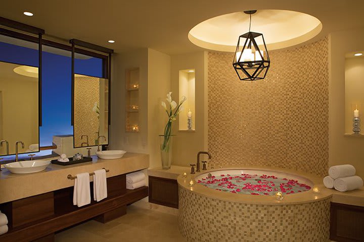 Jacuzzi of a master suite