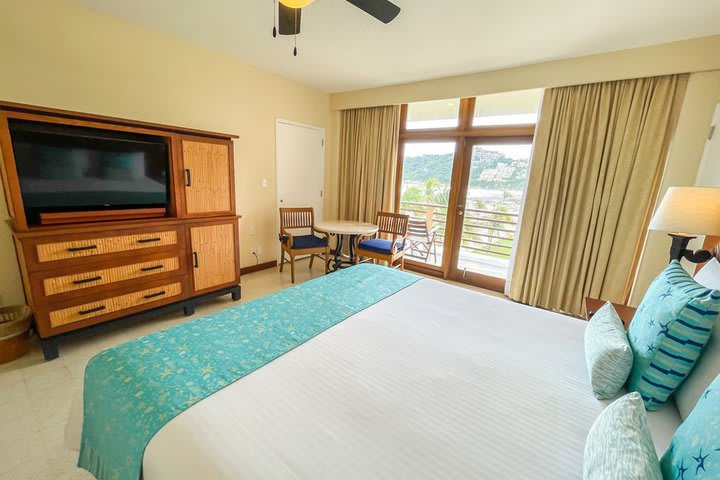 Superior king guest room with ocean view