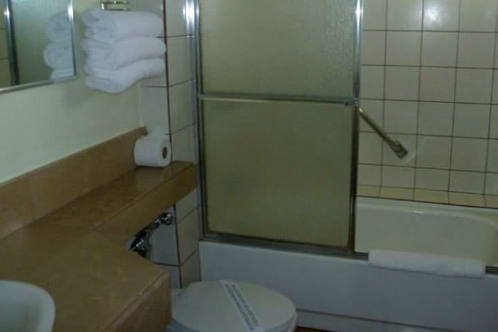 Baño de huéspedes en Villa Tournon, hotel en San José cerca del Teatro Nacional