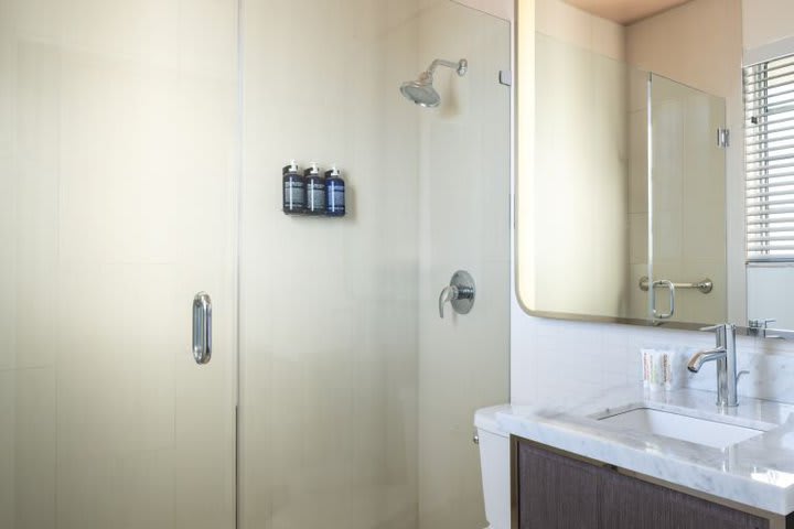 Baño de huéspedes