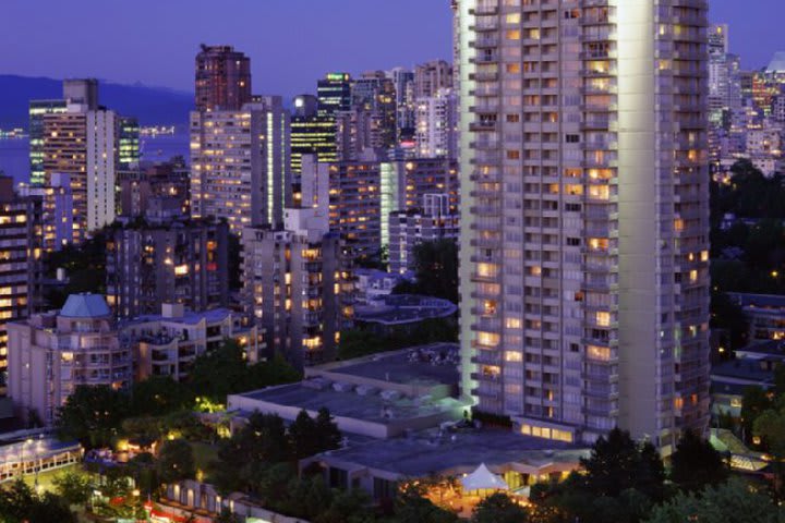 Suite con 1 dormitorio y vistas zonas agua