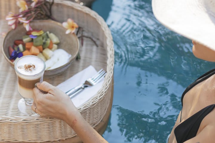 Desayuno en la piscina