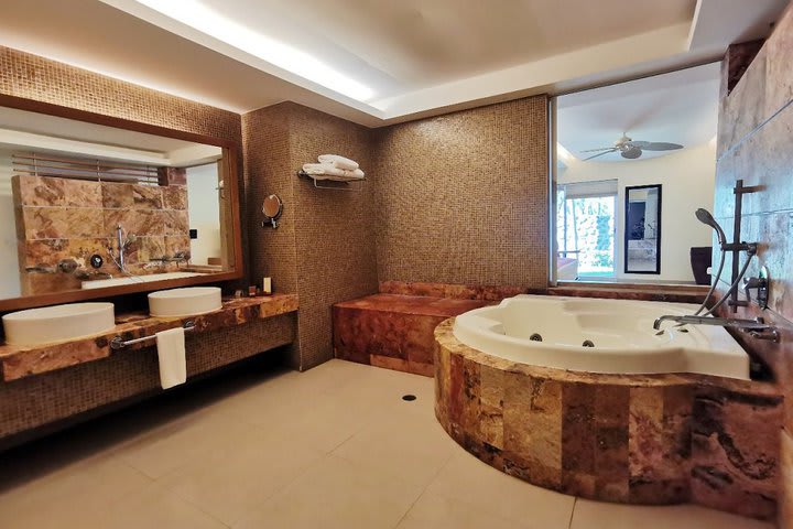 Junior suite king with tub