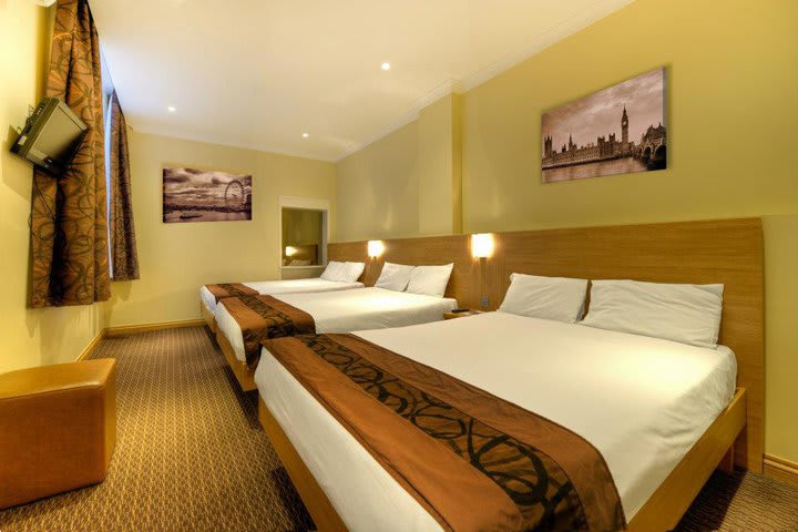 Guest room with three beds at the Comfort Inn Hyde Park, business hotel in London