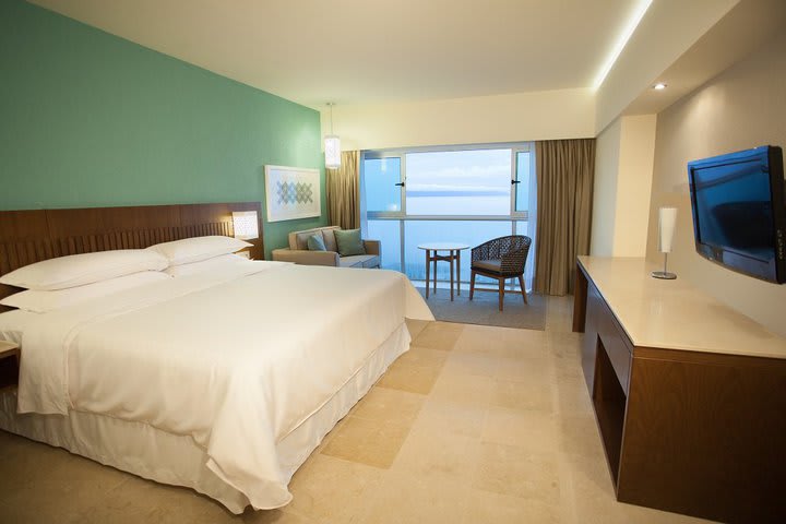 Grand deluxe guest room with ocean view