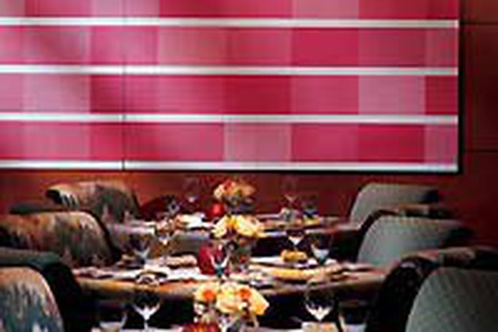 El restaurante 2 WEST en The Ritz-Carlton New York es un moderno bistro americano