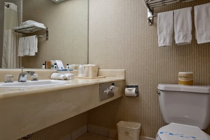 Baño de huéspedes del Best Western Royale, hotel en Pasadena