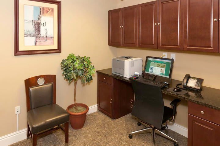 El hotel Homewood Suites Orlando - UCF Area cuenta con centro de negocios