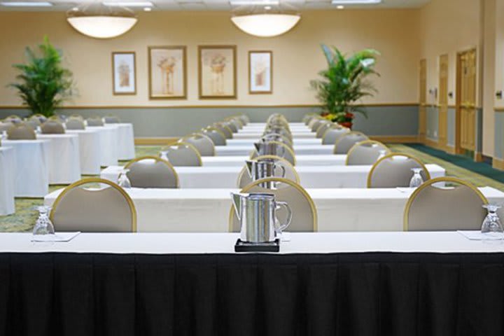 Salones de eventos para 510 invitados en el hotel Embassy Suites Orlando