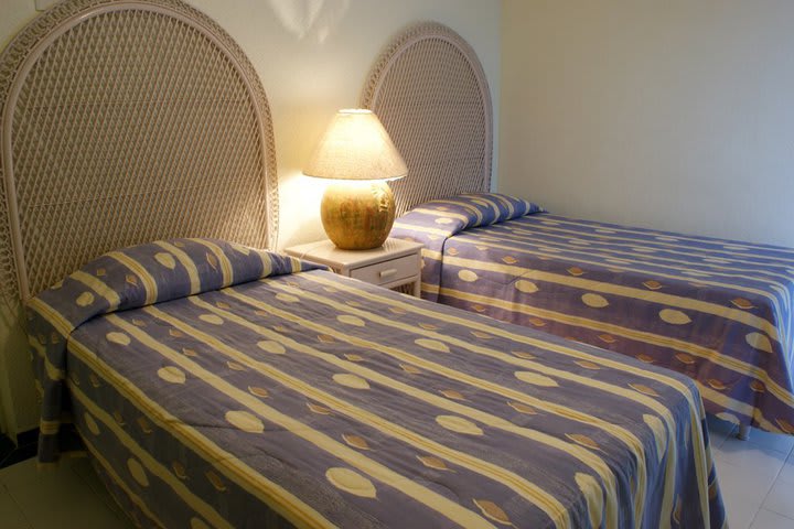 Suite with two beds at Quinta del Gobernador hotel