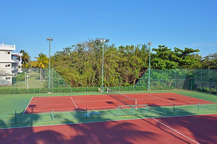 Cancha de tenis con iluminación nocturna