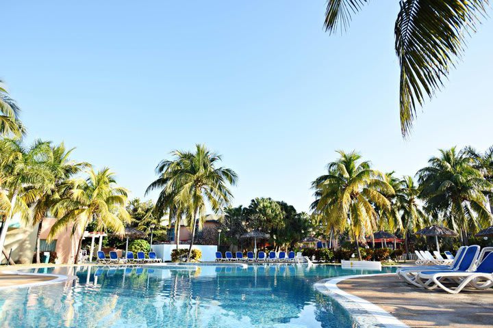 El hotel tiene dos piscinas exteriores