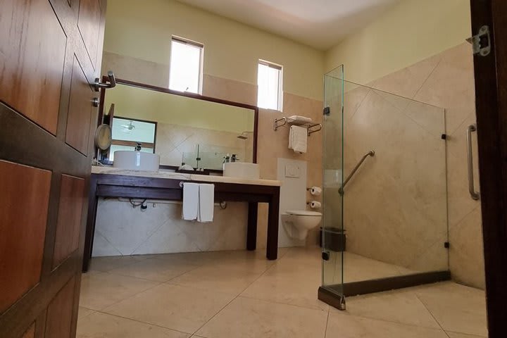 Private guest bathroom