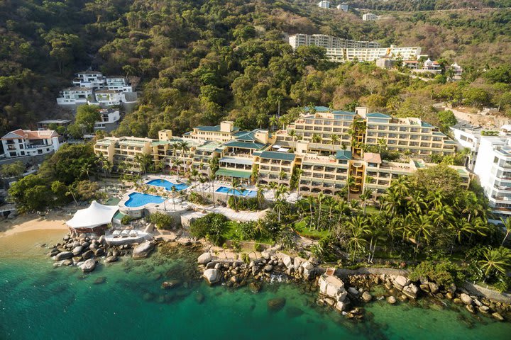 El hotel se ubica frente a la playa de Puerto Marqués