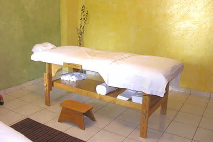 Parador de Manolos offers spa services