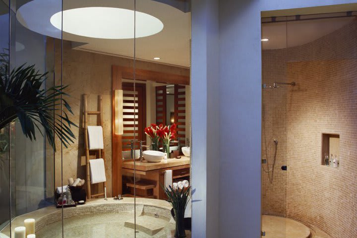 Baño de la suite de lujo con vista a la laguna en el Rosewood Mayakoba