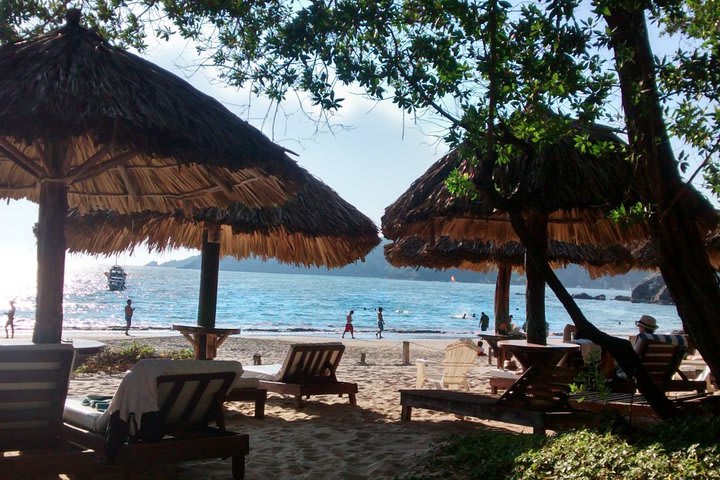 Camas de playa plegables frente al mar