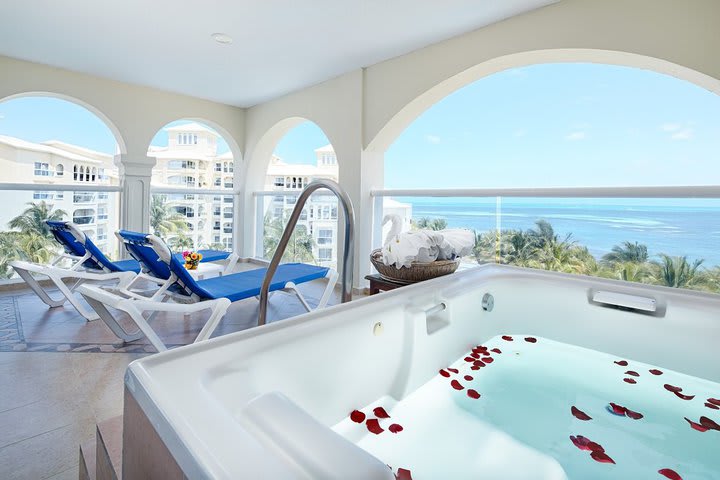 La suite cuenta con un jacuzzi en la terraza