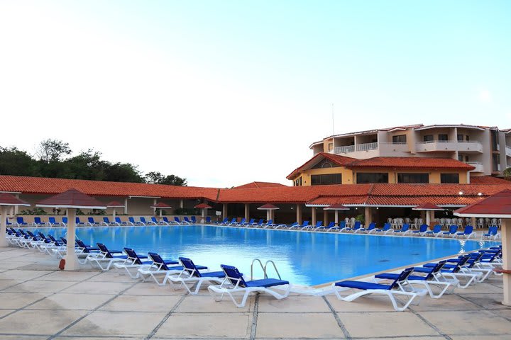 Piscina y camas de playa