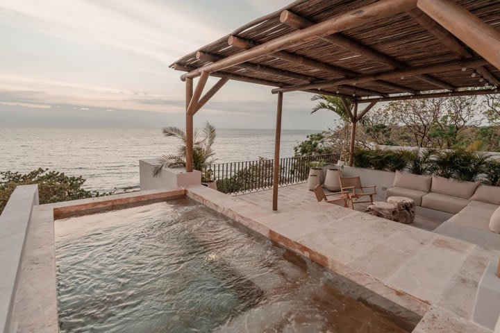 Terraza y jacuzzi en una villa master Sundeck