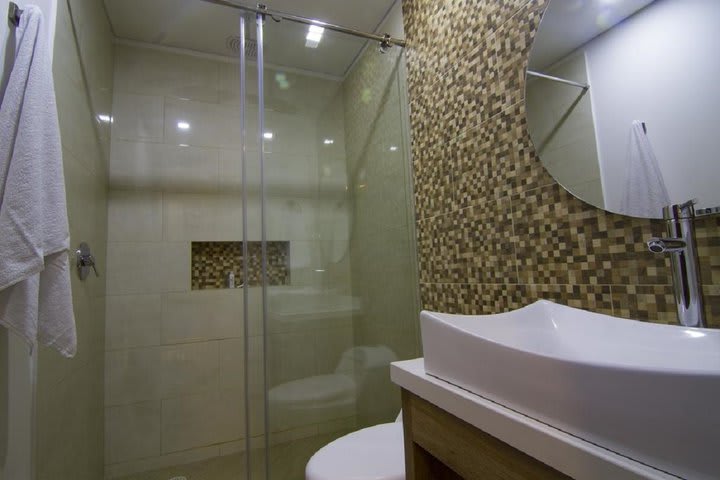 Baño de huéspedes