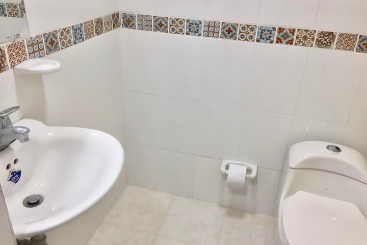 Baño de huésped en el apartamento 214