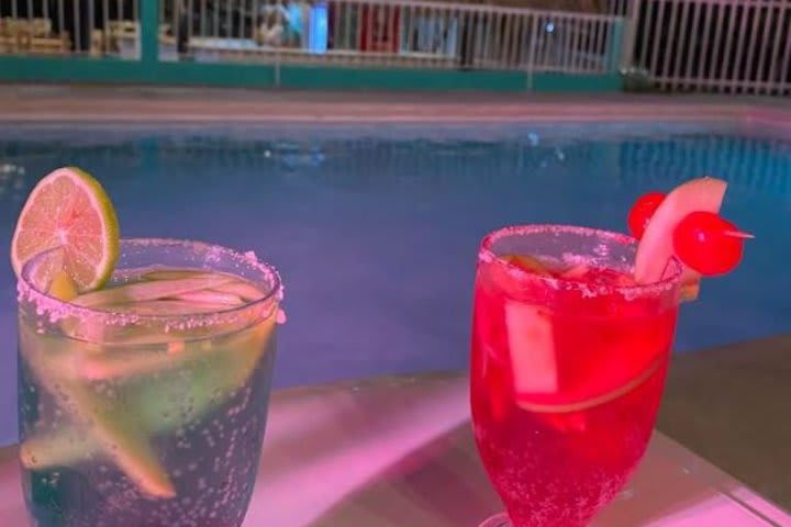 Bebidas en piscina