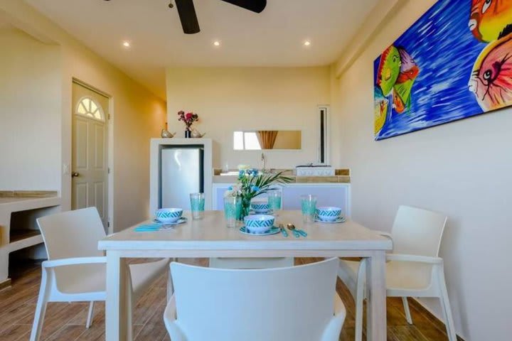 Comedor y cocina equipada de una habitación de lujo