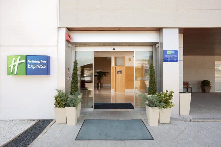 Entrada del Holiday Inn Express Madrid, hotel en Alcobendas