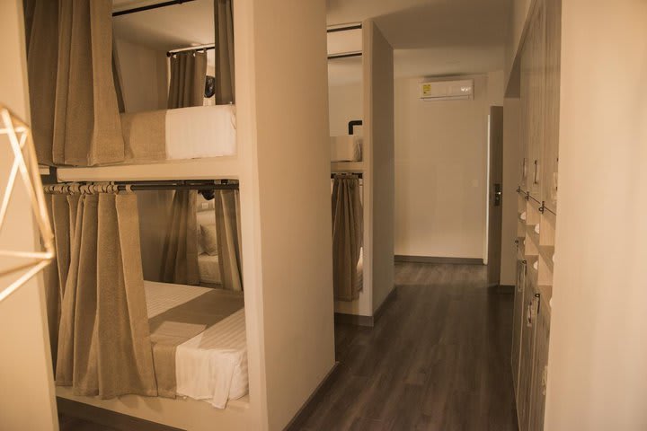 Hay habitaciones privadas y compartidas