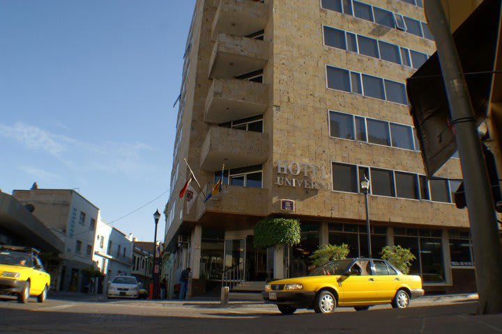 Fachada del Hotel Universo en el centro histórico de Guadalajara