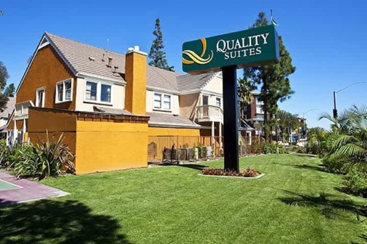 Quality Suites Anaheim Stadium
