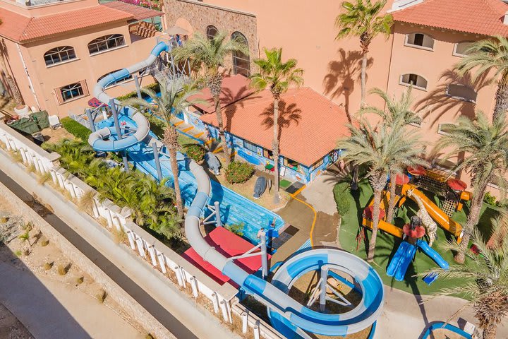 Panoramic view of the slide and the children’s club