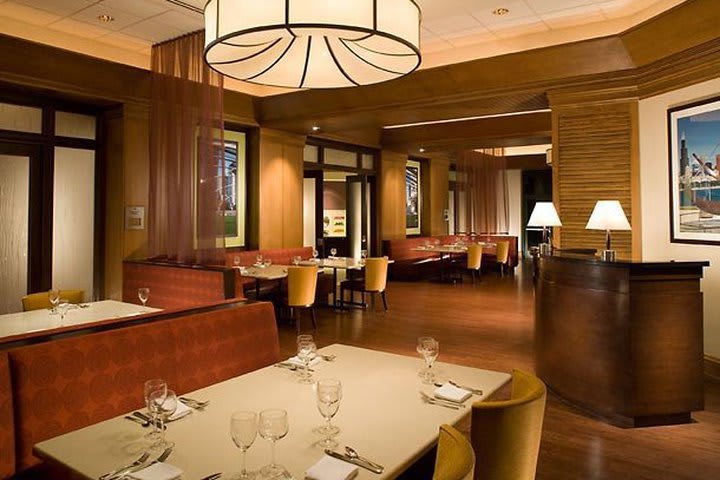 Restaurant at the Chicago Marriott at Medical District - UIC hotel
